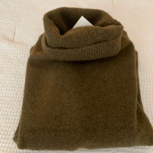Green H&M turtleneck sweater